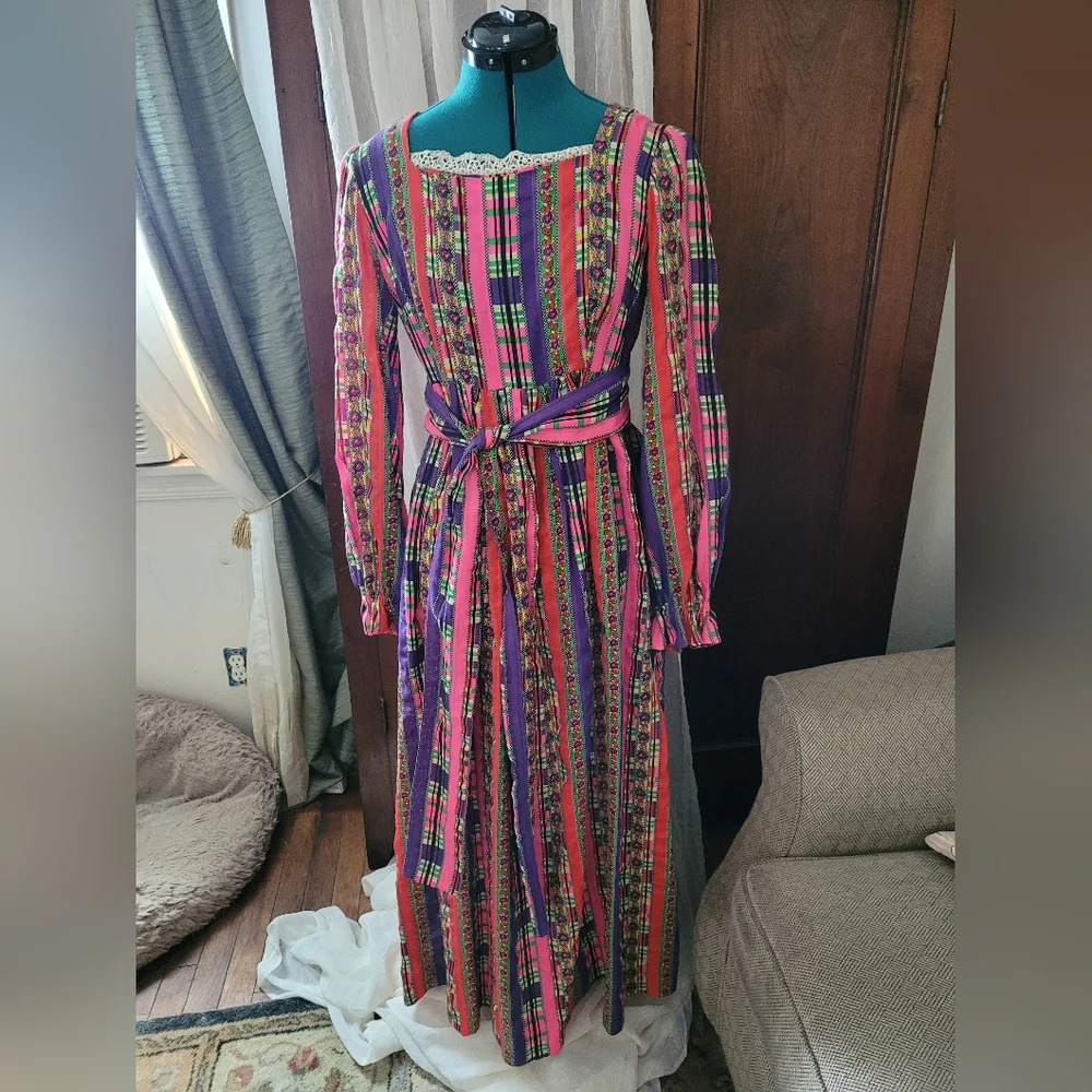 Vintage Ladies 1970s Long Sleeved Maxi Dress - Picture 1 of 6
